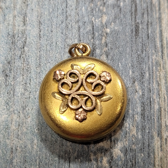 Jewelry - Vintage 14k Puffed Pendant.